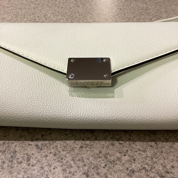 ♥️CLOSET CLEAROUT♥️ Express White Wallet Crossbody Bag - Picture 7 of 8